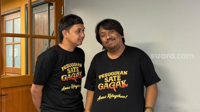 Benidictus Siregar dan Firza Valaza, pemain film Pesugihan Sate Gagak. [Suara.com/Tiara Rosana]