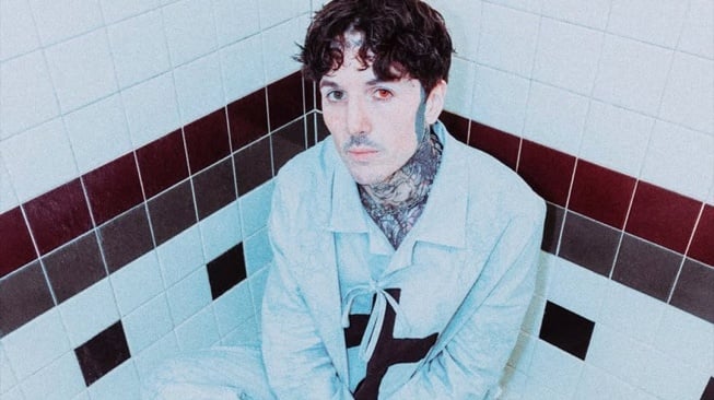 Vokalis BMTH, Oliver Sykes, pakai kostum rancangan desainer Indonesia (Instagram/kvmbangsat_)