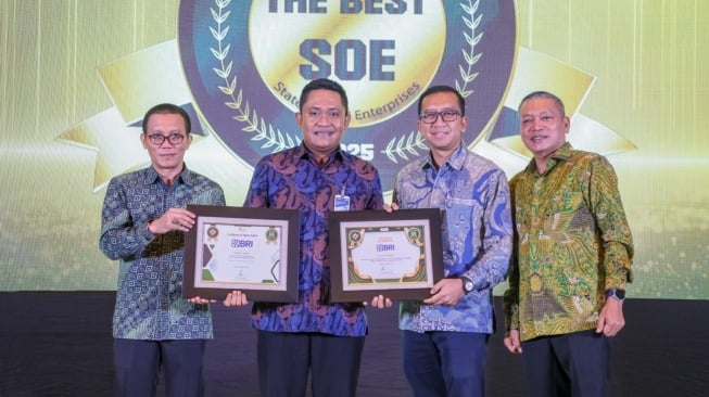 Konsisten Berkinerja Unggul, BRI Raih 2 Penghargaan Bergengsi dalam Indonesia Economic Summit 2025