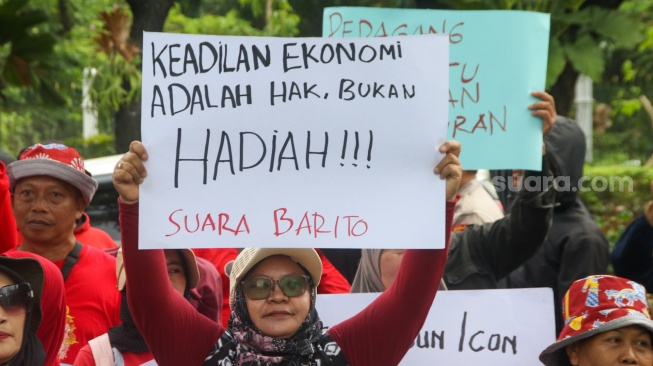 Sejumlah pedagang Pasar Hewan Barito saat berunjuk rasa di depan Balai Kota DKI Jakarta, Selasa (14/10/2025). [Suara.com/Alfian Winanto]