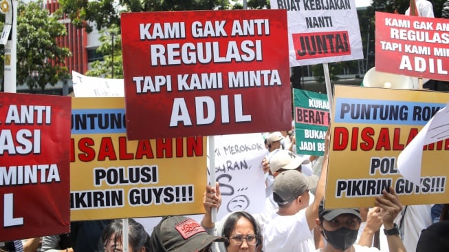 Sejumlah pekerja tempat hiburan yang tergabung dalam Gerakan Karyawan Hiburan Jakarta Bersatu melakukan aksi unjuk rasa di depan Gedung DPRD Jakarta, Selasa (14/10/2025). [Suara.com/Alfian Winanto]