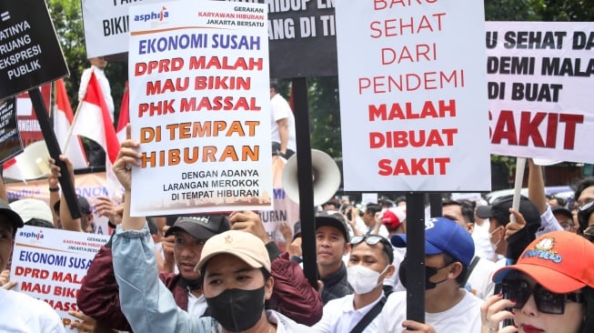 Sejumlah pekerja tempat hiburan yang tergabung dalam Gerakan Karyawan Hiburan Jakarta Bersatu melakukan aksi unjuk rasa di depan Gedung DPRD Jakarta, Selasa (14/10/2025). [Suara.com/Alfian Winanto]