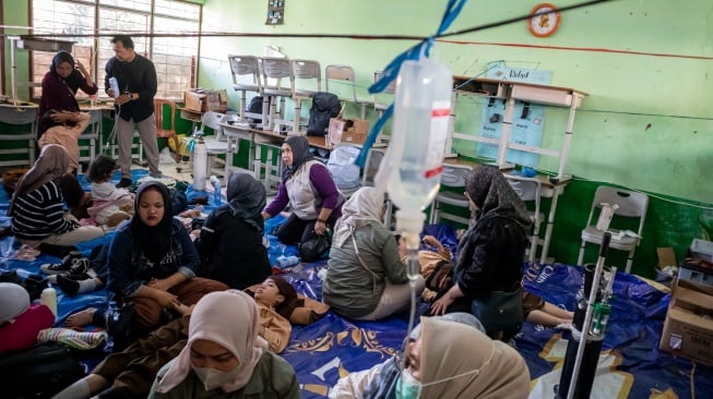 Siswa yang diduga keracunan hidangan makan bergizi gratis (MBG) menjalani perawatan medis di ruang kelas SMPN 1 Cisarua, Cisarua, Kabupaten Bandung Barat, Jawa Barat, Selasa (14/10/2025). [ANTARA FOTO/Abdan Syakura/nym]