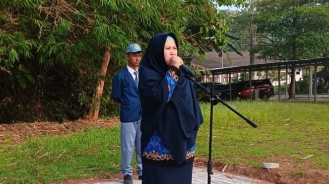 Kepala Sekolah SMAN 1 Cimarga, Dini Fitria (Instagram/sman_1cimarga)
