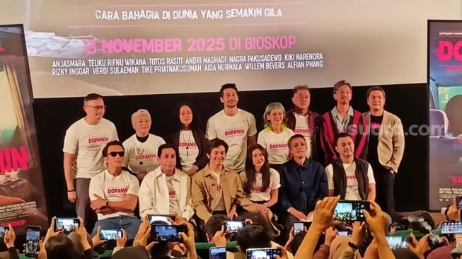 Konferensi pers Dopamin yang dibintangi Angga Yunanda, Shenina Cinnamon, Anjasmara hingga Teuku Rifnu Wikana di Metropole, Jakarta Pusat pada Selasa, 14 Oktober 2025. [Suara.com/Rena Pangesti]