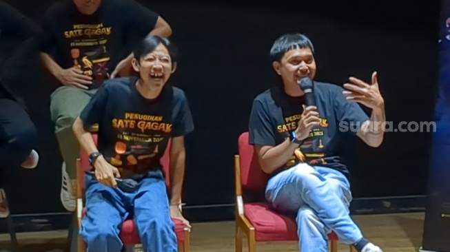Komika Firza Valaza saat membuat lelucon tentang Nunung 'Srimulat' dalam jumpa pers film 'Pesugihan Sate Gagak' di CGV FX Sudirman, Jakarta Pusat, Selasa, 14 Oktober 2025. [Suara.com/Adiyoga Priyambodo]