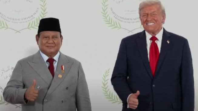 Dari Prabowo dan Trump, Menilik Makna Pose Jempol Tak Sekadar Gaya Bapak-Bapak?