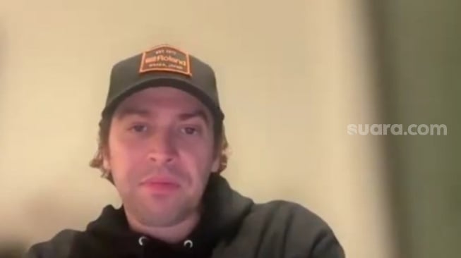 Alex Dugan Vokalis Culture Wars dalam sesi zoom meeting eksklusif membahas lagu baru bandnya. [Suara.com/Tiara Rosana]