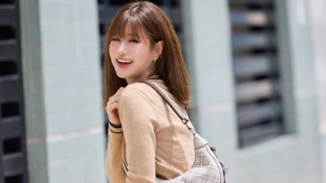 6 Gaya Brown and White Look Faye Pornpawee untuk Daily Outfit, Stand Out!