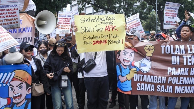 Sejumlah pekerja tempat hiburan yang tergabung dalam Gerakan Karyawan Hiburan Jakarta Bersatu melakukan aksi unjuk rasa di depan Gedung DPRD Jakarta, Selasa (14/10/2025). [Suara.com/Alfian Winanto]