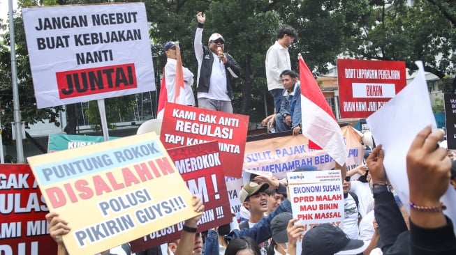 Sejumlah pekerja tempat hiburan yang tergabung dalam Gerakan Karyawan Hiburan Jakarta Bersatu melakukan aksi unjuk rasa di depan Gedung DPRD Jakarta, Selasa (14/10/2025). [Suara.com/Alfian Winanto]