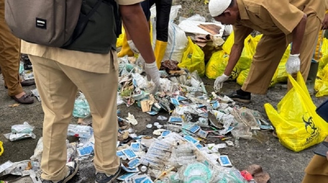 Ratusan Bahan Medis Misterius Menumpuk di Aliran Sungai Mataram