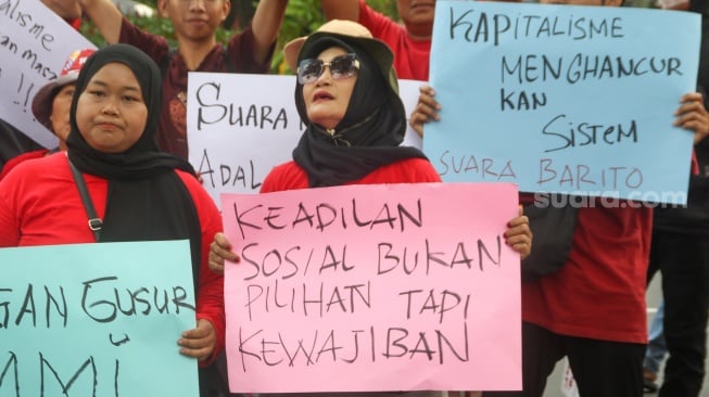 Sejumlah pedagang Pasar Hewan Barito saat berunjuk rasa di depan Balai Kota DKI Jakarta, Selasa (14/10/2025). [Suara.com/Alfian Winanto]