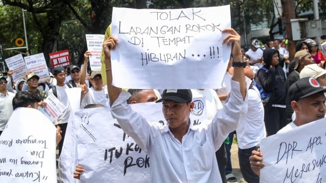 Sejumlah pekerja tempat hiburan yang tergabung dalam Gerakan Karyawan Hiburan Jakarta Bersatu melakukan aksi unjuk rasa di depan Gedung DPRD Jakarta, Selasa (14/10/2025). [Suara.com/Alfian Winanto]