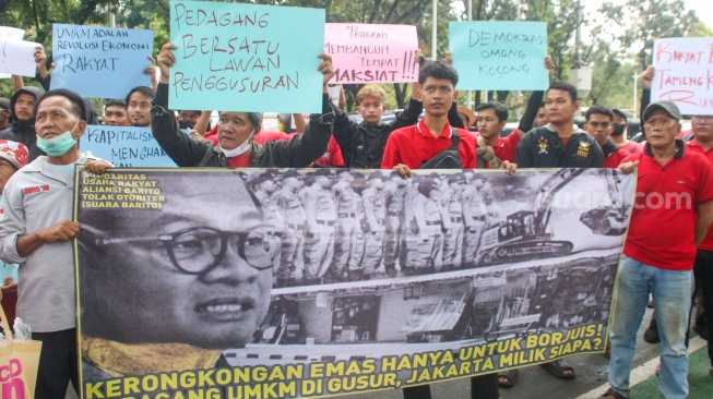 Sejumlah pedagang Pasar Hewan Barito saat berunjuk rasa di depan Balai Kota DKI Jakarta, Selasa (14/10/2025). [Suara.com/Alfian Winanto]