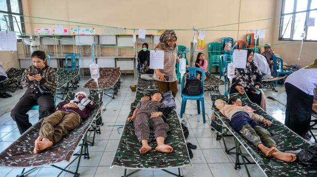 Siswa yang diduga keracunan hidangan Makan Bergizi Gratis (MBG) mendapatkan penanganan di posko penanganan keracunan MBG di SMPN 1 Cisarua, Kabupaten Bandung Barat, Jawa Barat, Rabu (15/10/2025). [ANTARA FOTO/Raisan Al Farisi/rwa]
