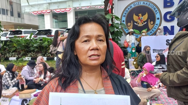 Koordinator Suara Ibu Indonesia, Ririn Sefsani, mengatakan seharusnya pemerintah mampu memastikan bahwa menu dalam program MBG benar-benar bergizi dan aman dikonsumsi. (Suara.com/Fakhri)