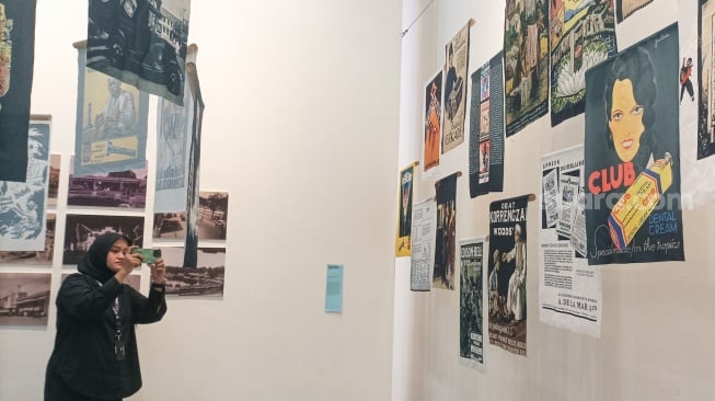Pengunjung mengamati karya arsip dalam pameran PustaKarsa 2025 di Taman Ismail Marzuki (TIM), Jakarta, Rabu (15/10/2025). [Suara.com/Alfian Winanto]