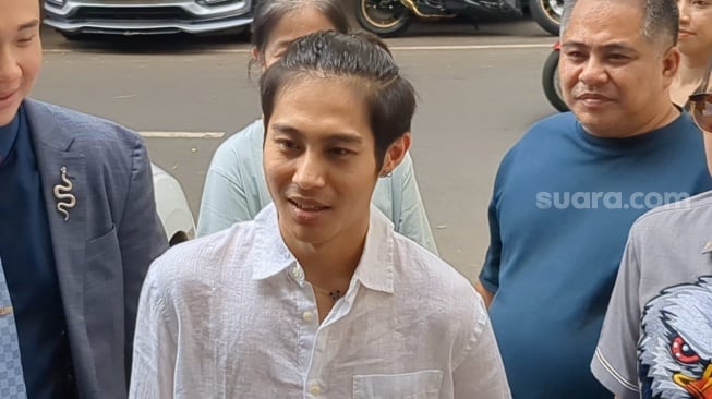 DJ Panda hadir pemeriksaan di Polda Metro Jaya, Jakarta Selatan, Rabu, 15 Oktober 2025. [Suara.com/Adiyoga Priyambodo]