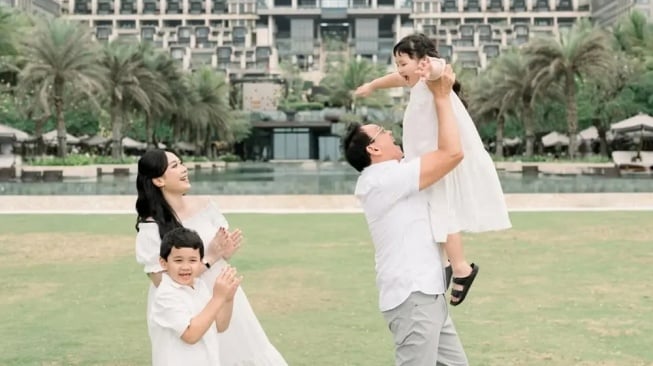 Puput Nastiti Devi istri Ahok hamil anak ke-3 (Instagram)