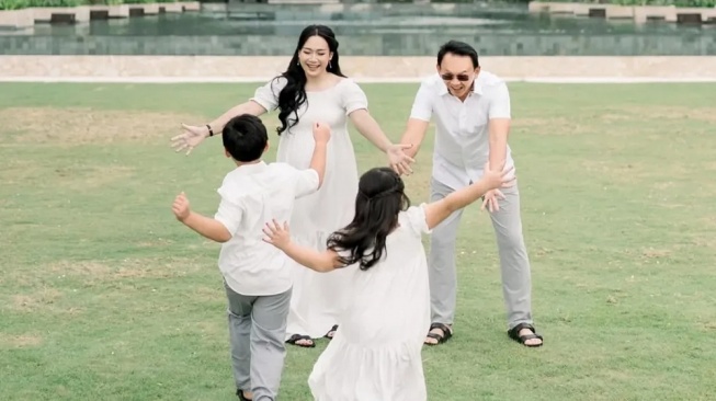 Puput Nastiti Devi istri Ahok hamil anak ke-3 (Instagram)