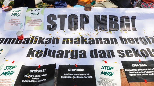 Massa yang tergabung dalam Suara Ibu Peduli Makan Bergizi Gratis (MBG) melakukan aksi di depan kantor Badan Gizi Nasional (BGN), Jakarta, Rabu (15/10/2025). [Suara.com/Alfian Winanto]
