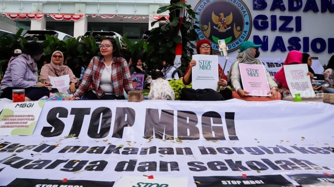 Massa yang tergabung dalam Suara Ibu Peduli Makan Bergizi Gratis (MBG) melakukan aksi di depan kantor Badan Gizi Nasional (BGN), Jakarta, Rabu (15/10/2025). [Suara.com/Alfian Winanto]
