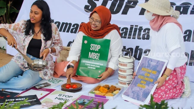 Massa yang tergabung dalam Suara Ibu Peduli Makan Bergizi Gratis (MBG) melakukan aksi di depan kantor Badan Gizi Nasional (BGN), Jakarta, Rabu (15/10/2025). [Suara.com/Alfian Winanto]
