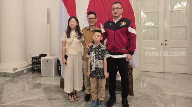 Pelantikan Percasi Jakarta, Hardiyanto Kenneth sebagai ketua bersama Gubernur Jakarta Pramono Anung (Suara.com/Adie Prasetyo Nugraha).