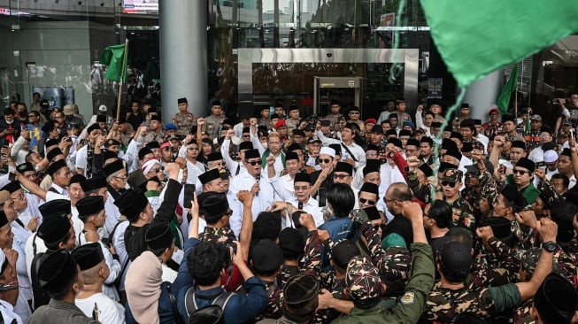 Pengunjuk rasa mengikuti Aksi Bela Ulama dan Pesantren di gedung Transmedia, Jakarta, Rabu (15/10/2025). [ANTARA FOTO/Sulthony Hasanuddin/bar]