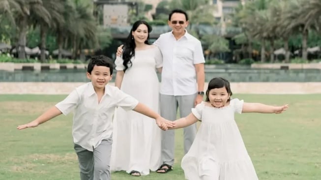 Puput Nastiti Devi istri Ahok hamil anak ke-3 (Instagram)