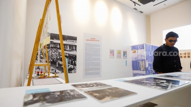 Pengunjung mengamati karya arsip dalam pameran PustaKarsa 2025 di Taman Ismail Marzuki (TIM), Jakarta, Rabu (15/10/2025). [Suara.com/Alfian Winanto]