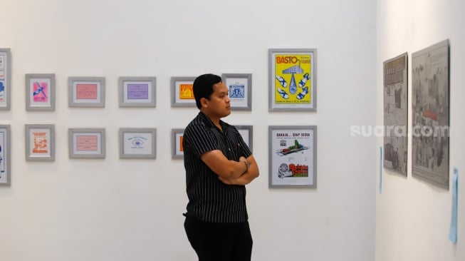 Pengunjung mengamati karya arsip dalam pameran PustaKarsa 2025 di Taman Ismail Marzuki (TIM), Jakarta, Rabu (15/10/2025). [Suara.com/Alfian Winanto]