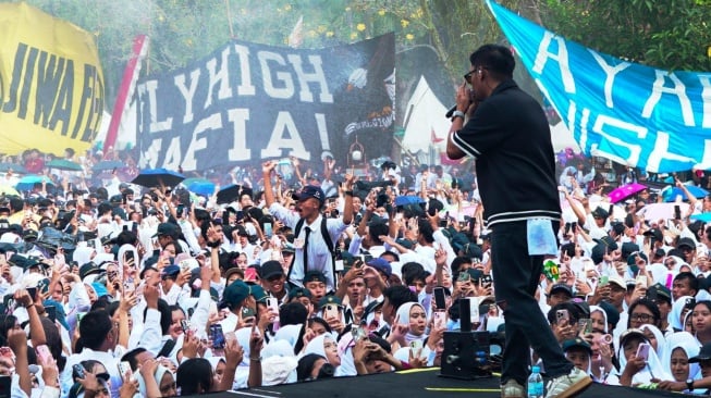 Sejak merilis ulang lagu "Ga Romantis", Band LYLA kembali ramai mendapat tawaran manggung di acara pensi. [Instagram]