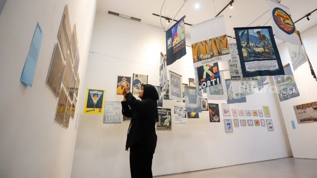 Pengunjung mengamati karya arsip dalam pameran PustaKarsa 2025 di Taman Ismail Marzuki (TIM), Jakarta, Rabu (15/10/2025). [Suara.com/Alfian Winanto]
