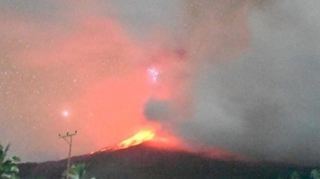 Gunung Lewotobi Laki-laki Meletus Lagi, Bandara Maumere Ditutup