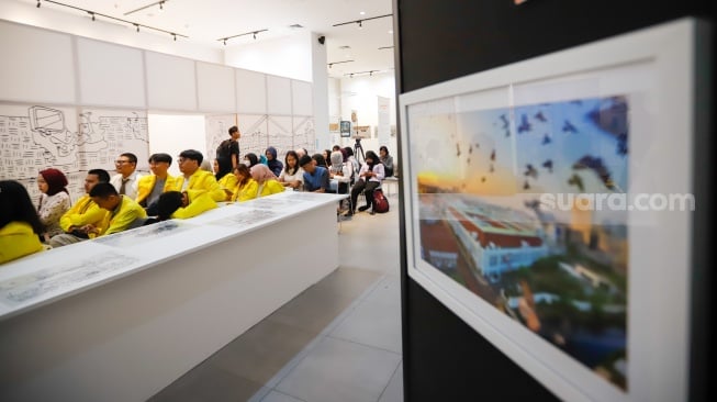 Pengunjung mengamati karya arsip dalam pameran PustaKarsa 2025 di Taman Ismail Marzuki (TIM), Jakarta, Rabu (15/10/2025). [Suara.com/Alfian Winanto]