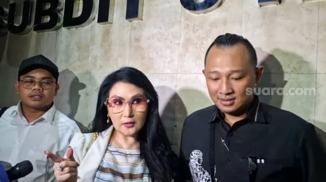 Psikolog Lita Gading usai pemeriksaan di Polda Metro Jaya, Jakarta Selatan, Selasa, 14 Oktober 2025. [Suara.com/Adiyoga Priyambodo]