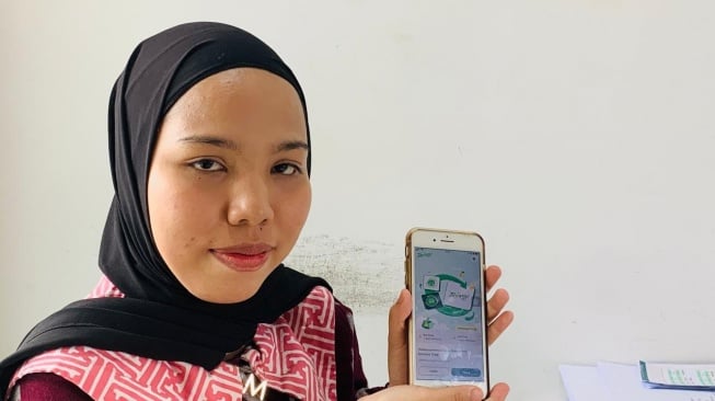 memperlihatkan aplikasi tring pegadaian