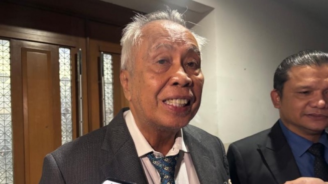 Kuasa Hukum dua terdakwa karyawan perusahaan area tambang nikel di Halmahera Utara, OC Kaligis saat memberikan keterangan di PN Jakpus, Rabu (15/10/2025). [Suara.com/Faqih]