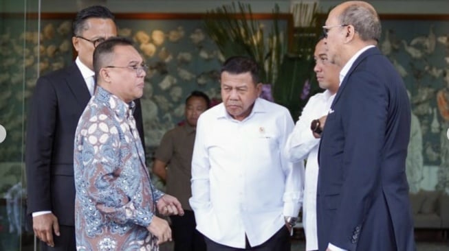 Wakil Ketua DPR RI Sufmi Dasco Ahmad dan Mensesneg Prasetyo Hadi mengunjungi Wisma Danantara, Jakarta, Selasa (14/10/2025). [Suara.com]