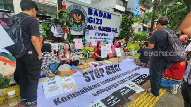 Sekelompok massa aksi yang terdiri dari organisasi wanita seperti Suara Ibu Indonesia, Seruni, Aliansi Ibu Indonesia, dan HERizon menggelar aksi unjuk rasa menolak pelaksanaan program Makan Bergizi Gratis di depan kantor BGN, Kebon Sirih, Jakarta Pusat pada Rabu (15/10/2025). (Suara.com/Fakhri)