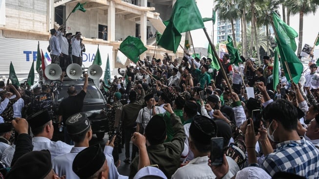 Pengunjuk rasa mengikuti Aksi Bela Ulama dan Pesantren di gedung Transmedia, Jakarta, Rabu (15/10/2025). [ANTARA FOTO/Sulthony Hasanuddin/bar]