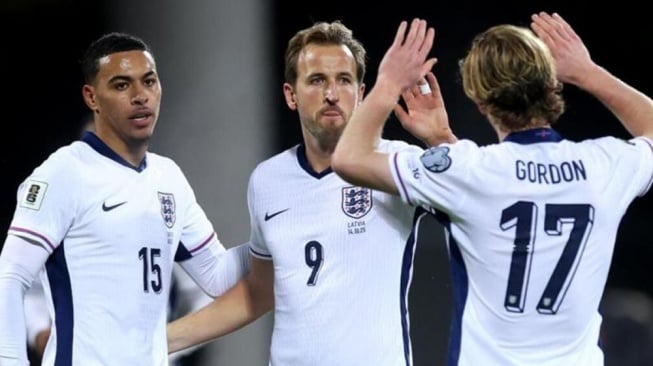 Harry Kane (tengah) melakukan selebrasi setelah mencetak gol saat Inggris menang 5-0 atas Latvia dalam pertandingan Kualifikasi Piala Dunia 2026 di Stadion Daugava pada Rabu (15/10/2025). [UEFA.com]