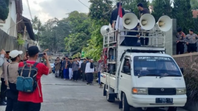 Aliansi Forum Santri Nusantara Bandung Raya demo di depan rumah anggota DPR RI Atalia Praratya di Kota Bandung, Jawa Barat, Selasa (14/10/2025). (ANTARA/HO-Polsek Cidadap)