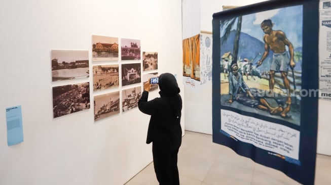 Pengunjung mengamati karya arsip dalam pameran PustaKarsa 2025 di Taman Ismail Marzuki (TIM), Jakarta, Rabu (15/10/2025). [Suara.com/Alfian Winanto]