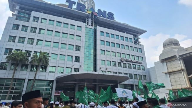 Pengunjuk rasa dari Pengurus Wilayah Nahdlatul Ulama (PWNU) DKI Jakarta dan alumni pesantren memadati halaman gedung Trans7, Jakarta, Rabu (15/10/2025). ANTARA/Luthfia Miranda Putri.
