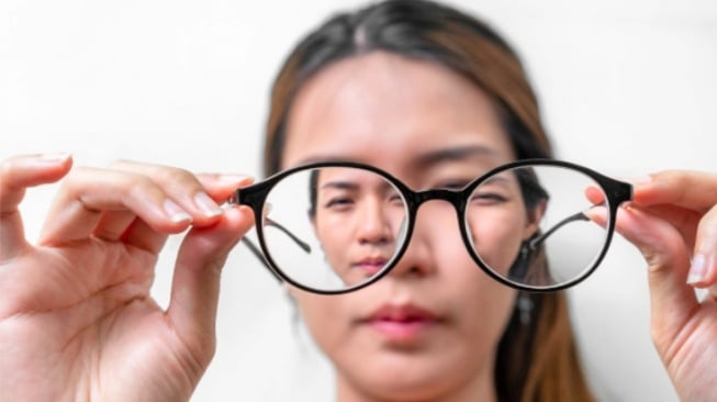 Cara Aman Mencegah Mata Minus Semakin Parah, Ada Rekomendasi Makanan dari Dokter