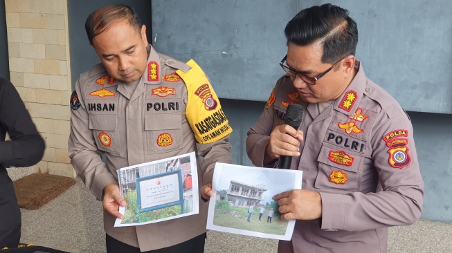 Polisi menunjukkan foto tanah yang telah didirikan bangunan dari hasil penipuan surat kekancingan ketika rilis kasus di Mapolda DIY, Kamis (16/10/2025). [Hiskia/Suarajogja]
