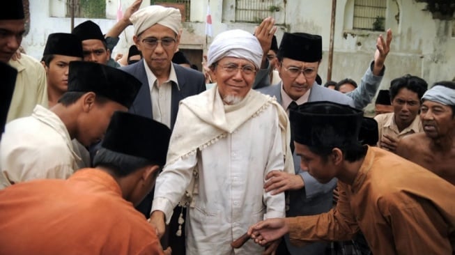 Viral Adab Santri, Beda Tipis dengan Siswa Jepang Hormat Guru?